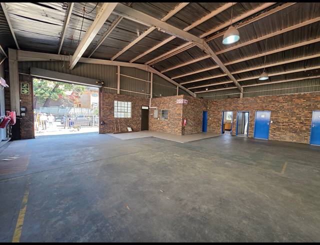 900M² WAREHOUSE FOR SALE IN ROBERTSHAM